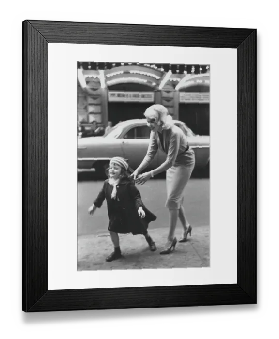Framed Print : Jayne Mansfield & Daughter In Manhattan Framed Print : Jayne Mansfield & Daughter In Manhattan