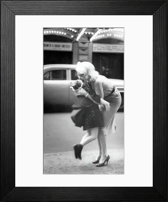 Framed Print : Jayne Mansfield & Daughter In Manhattan Framed Print : Jayne Mansfield & Daughter In Manhattan