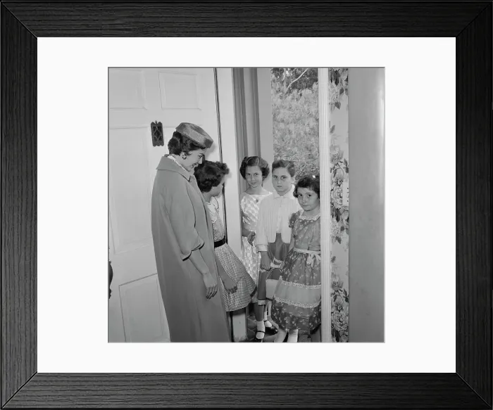 Framed Print : Natalie Wood with Lana Wood and friends