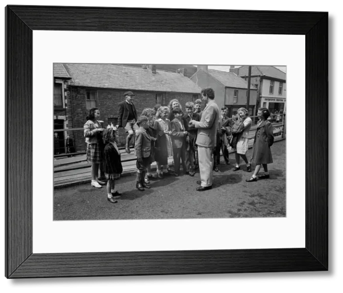 Framed Print : Burton Returns To Pontrhydyfen Framed Print : Burton Returns To Pontrhydyfen