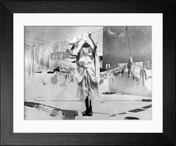 Framed Print : WOMEN WORKING IN TUNISIA