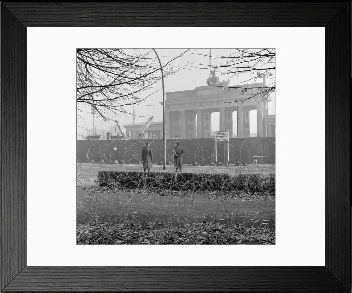 Framed Print : Soldiers and Barbed Wire at Berlin Wall Framed Print : Soldiers and Barbed Wire at Berlin Wall