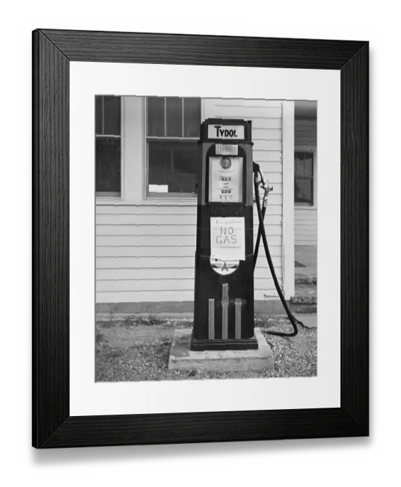 Framed Print : NO GAS. A fuel pump with a sign reading NO GAS at a gas station in the USA, circa 1974 Framed Print : NO GAS. A fuel pump with a sign reading NO GAS at a gas station in the USA, circa 1974