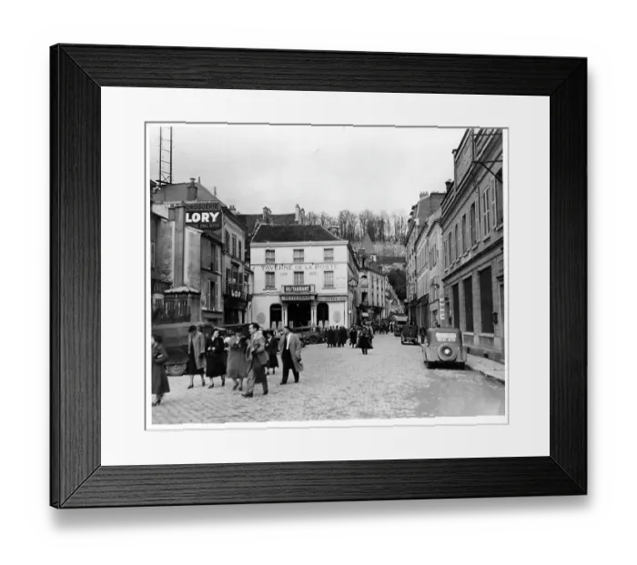 Framed Print : American Tourists In Chteau-Thierry, France Framed Print : American Tourists In Chteau-Thierry, France