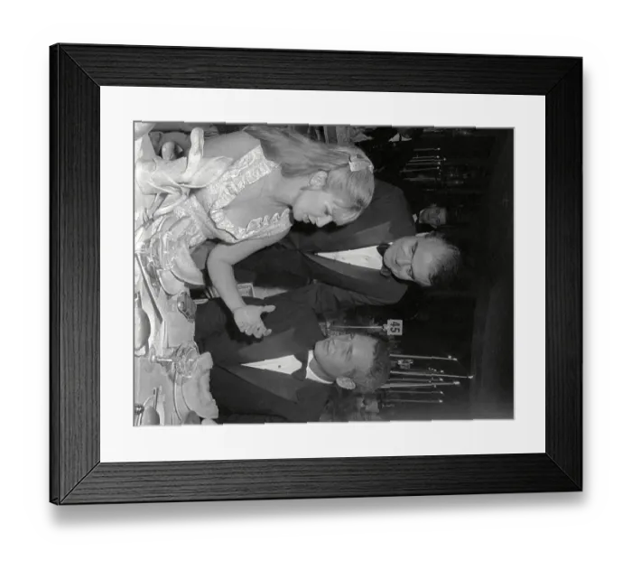 Framed Print : Joanne Woodward, Paul Newman And Jack Valenti At Premiere Of Cool Hand Luke Framed Print : Joanne Woodward, Paul Newman And Jack Valenti At Premiere Of Cool Hand Luke
