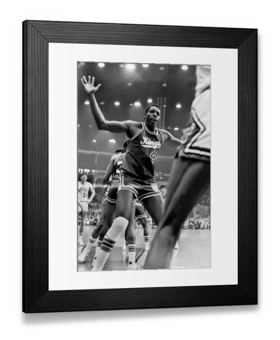 Framed Print : Sam Lacey playing for the Kansas City Kings in the 1975-1976 season at the Chicago Stadium in Chicago, Il