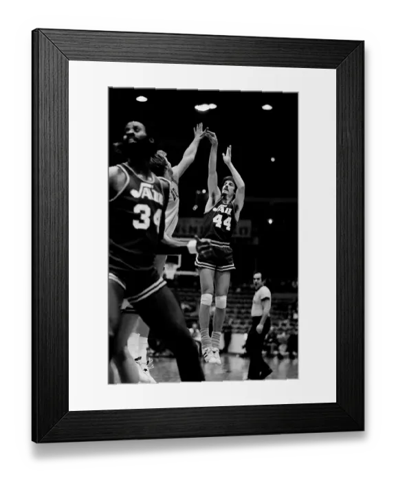 Framed Print : Pete Maravich plays for the New Orleans Jazz in the 1974-1975 season at the Chicago Stadium in Chicago, Il