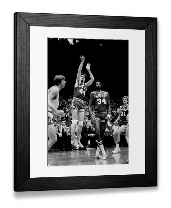 Framed Print : Pete Maravich plays for the New Orleans Jazz in the 1974-1975 season at the Chicago Stadium in Chicago, Il