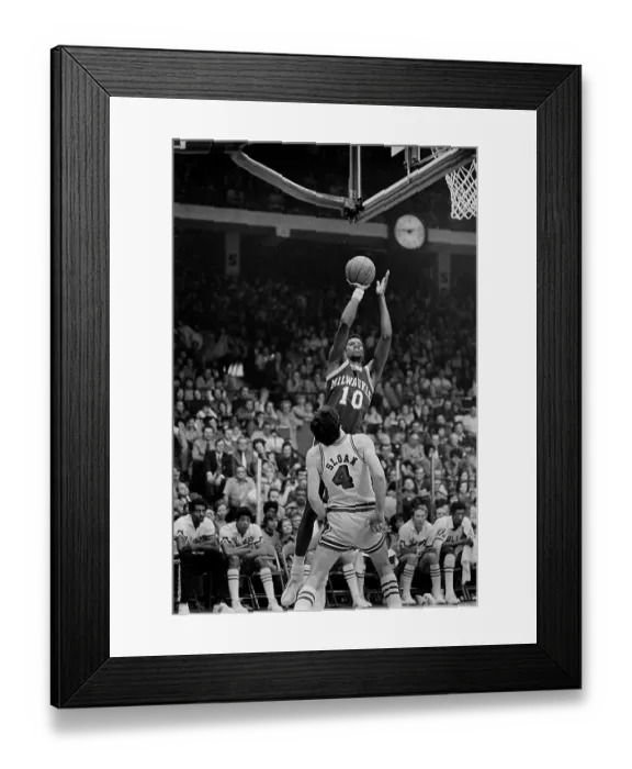 Framed Print : Bob Dandridge of the Milwaukee Bucks in the 1972-1973 season at the Chicago Stadium in Chicago, Il