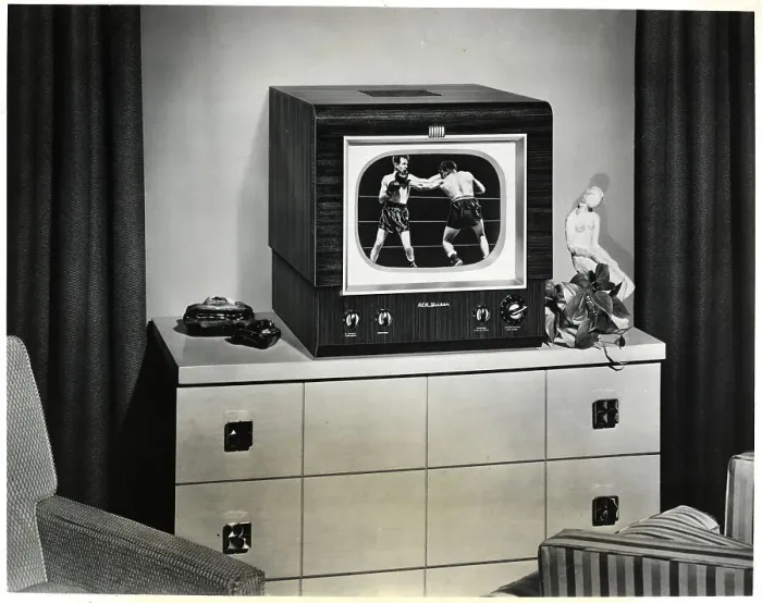 Framed Print : 1950S Tv W / Fake Boxing Match On Screen Framed Print : 1950S Tv W / Fake Boxing Match On Screen