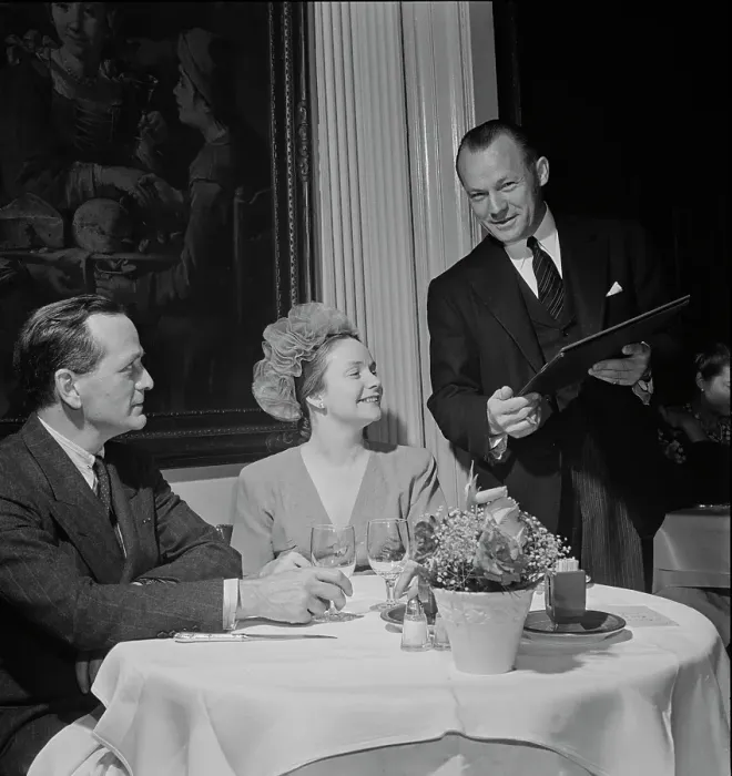 Framed Print : 21 Club. Customers talk to a waiter before having dinner at the 21 Club, restaurant Framed Print : 21 Club. Customers talk to a waiter before having dinner at the 21 Club, restaurant