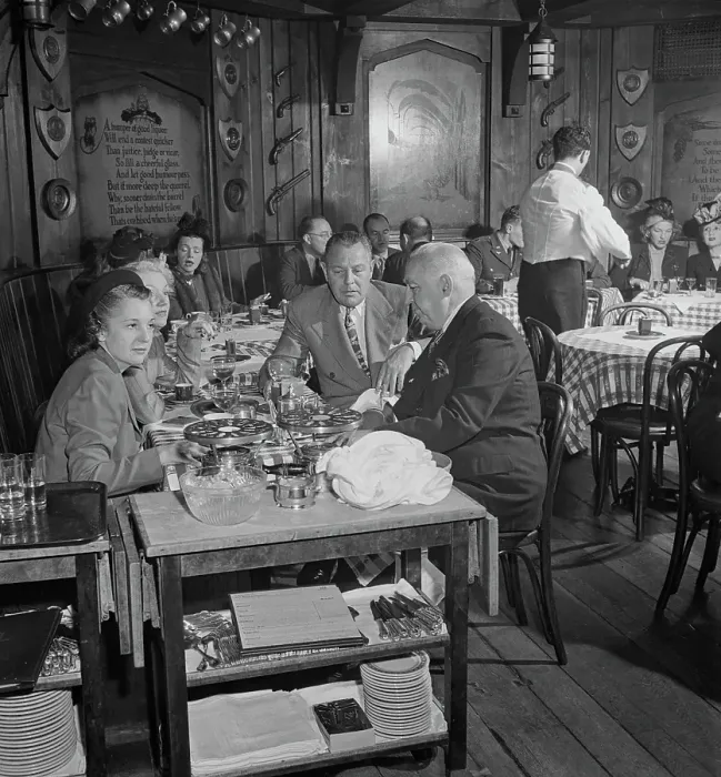 Framed Print : 21 Club. Customers having dinner at the 21 Club, restaurant Framed Print : 21 Club. Customers having dinner at the 21 Club, restaurant