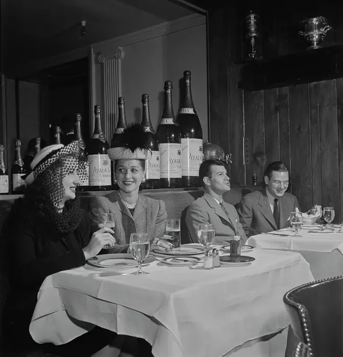 Framed Print : 21 Club. Customers having dinner at the 21 Club, restaurant Framed Print : 21 Club. Customers having dinner at the 21 Club, restaurant