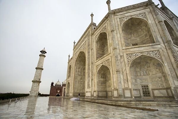3  /  4 frontal view of Taj Mahal