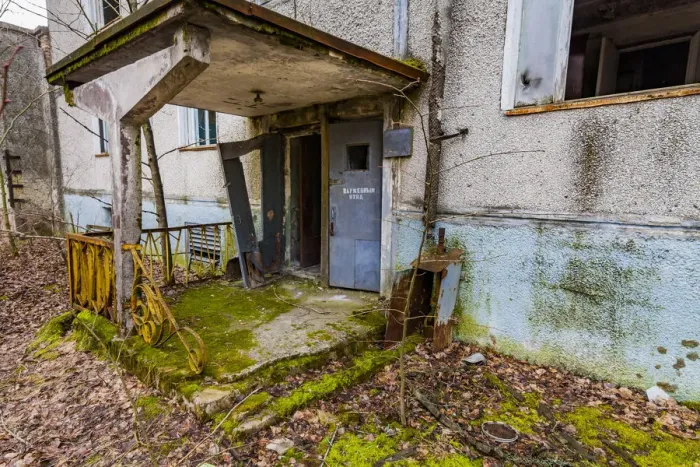 Framed Print : Abandoned house in the Chernobyl zone, Pripyat, Ukraine Framed Print : Abandoned house in the Chernobyl zone, Pripyat, Ukraine