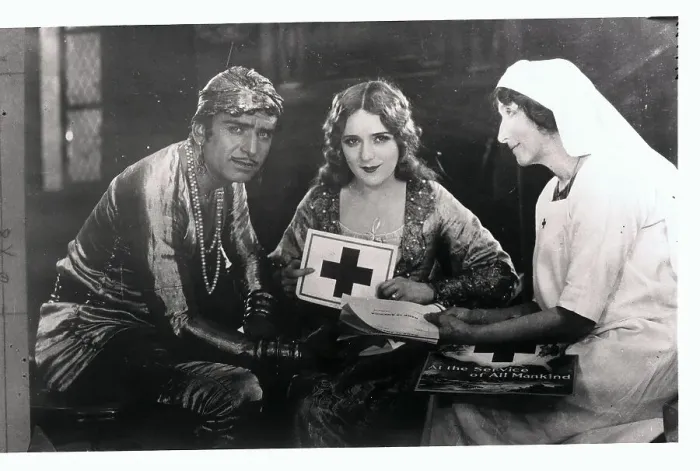 Framed Print : Actors Mary Pickford and Douglas Fairbanks Sign up to Help the Red Cross Framed Print : Actors Mary Pickford and Douglas Fairbanks Sign up to Help the Red Cross