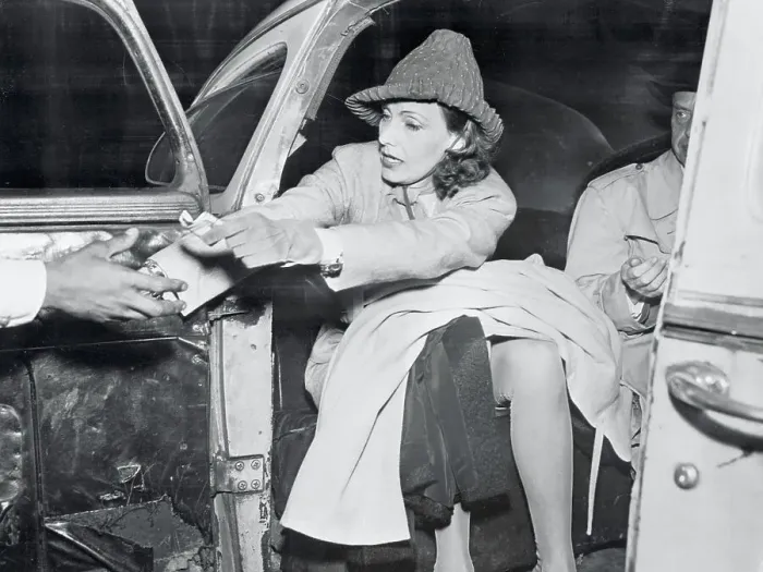 Framed Print : Actress Greta Garbo Paying Her Porter from Taxi Framed Print : Actress Greta Garbo Paying Her Porter from Taxi