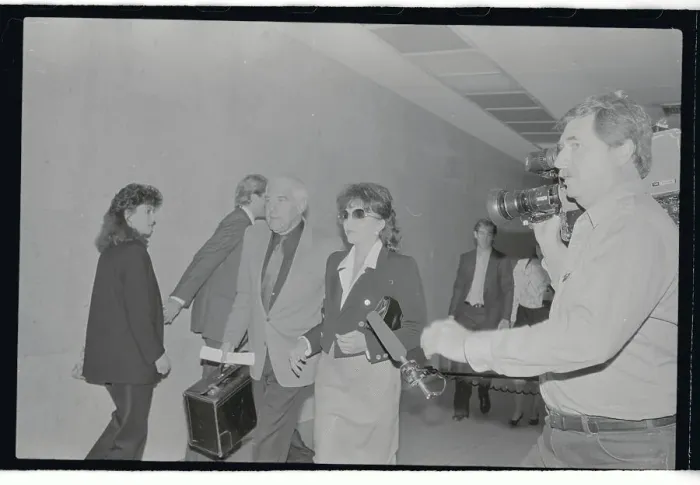 Framed Print : Actress Joan Collins Arriving at Court Framed Print : Actress Joan Collins Arriving at Court