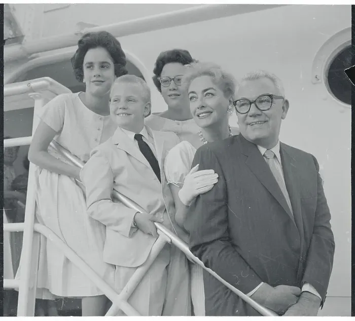 Framed Print : Actress Joan Crawford Posing with Husband Alfred Steele and Children Framed Print : Actress Joan Crawford Posing with Husband Alfred Steele and Children