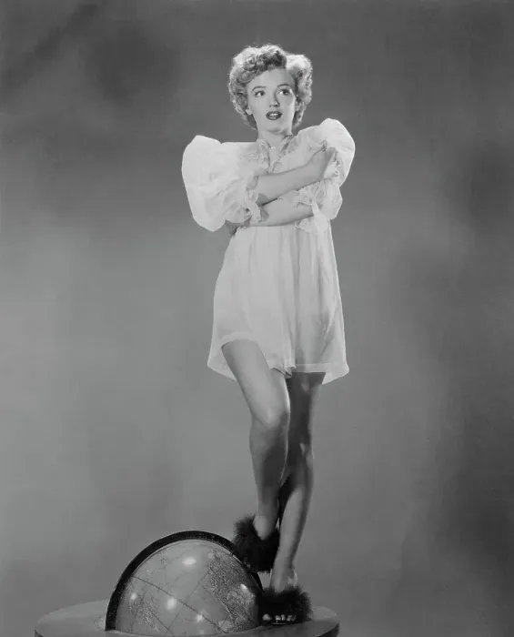 Framed Print : Actress Marilyn Monroe Framed Print : Actress Marilyn Monroe