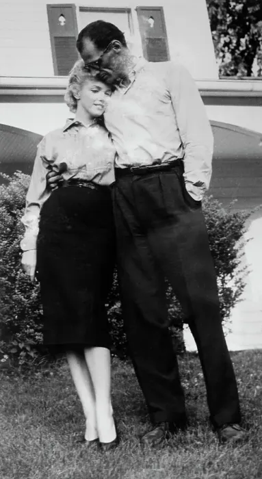 Framed Print : Actress Marilyn Monroe and Playwright Arthur Miller Poses For a Picture Framed Print : Actress Marilyn Monroe and Playwright Arthur Miller Poses For a Picture