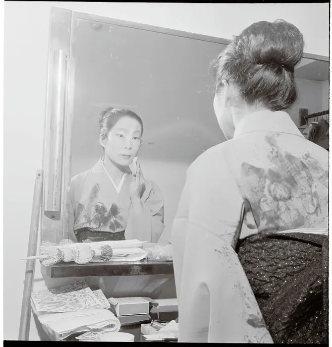 Framed Print : Actress Suzushi Hanayagi Dressing in Mirror for the Theater Framed Print : Actress Suzushi Hanayagi Dressing in Mirror for the Theater