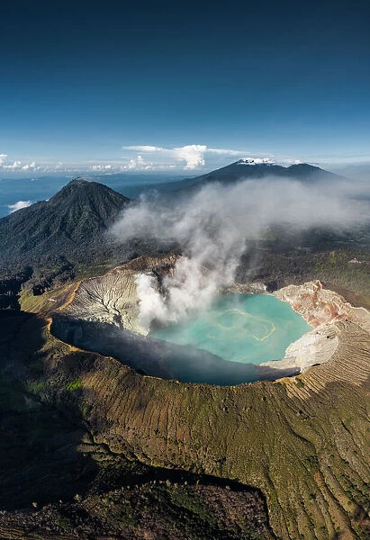 aiLandscape view of Kawah Ijen at Sunrise. The famous tourist attraction in Indonesia