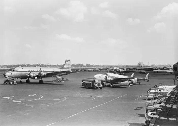 Framed Print : Airplanes in airport Framed Print : Airplanes in airport