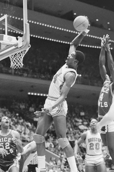 Framed Print : Akeem Olajuwon Ready for Dunking Basketball Framed Print : Akeem Olajuwon Ready for Dunking Basketball