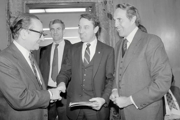 Framed Print : Alan Greenspan and Charles Grassley Shaking Hands Framed Print : Alan Greenspan and Charles Grassley Shaking Hands