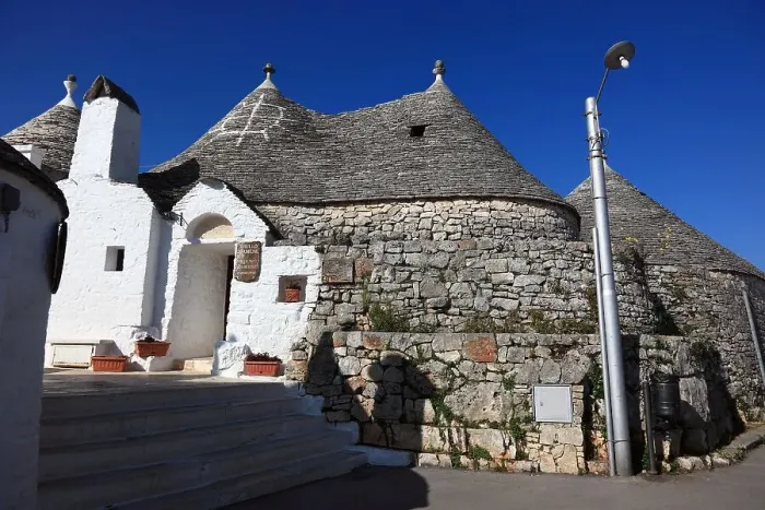 Framed Print : Alberobello, Il Trullo siamese, Zwiliingstrullo, Puglia, Italy Framed Print : Alberobello, Il Trullo siamese, Zwiliingstrullo, Puglia, Italy