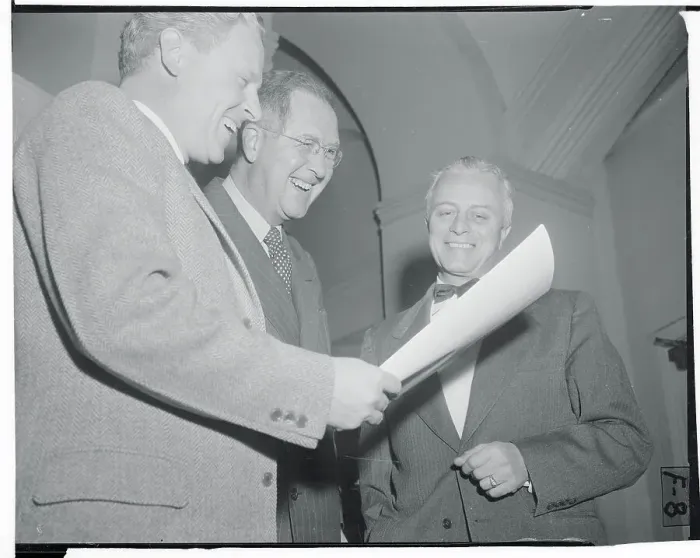 Framed Print : Albert Gore Talking With Colleagues Framed Print : Albert Gore Talking With Colleagues
