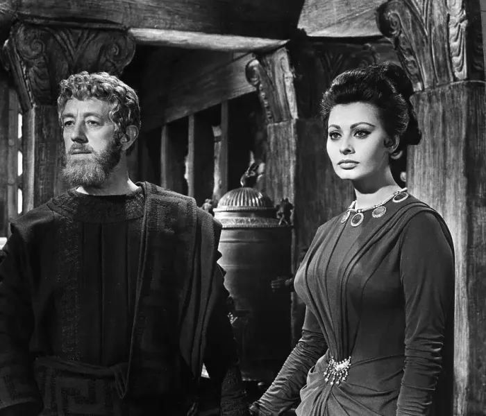 Framed Print : Alec Guinness and Sophia Loren in The Fall of the Roman Empire Framed Print : Alec Guinness and Sophia Loren in The Fall of the Roman Empire