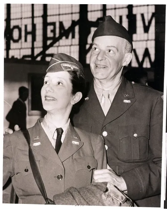 Framed Print : Alfred Lunt and Lynn Fontaine at Airport Framed Print : Alfred Lunt and Lynn Fontaine at Airport