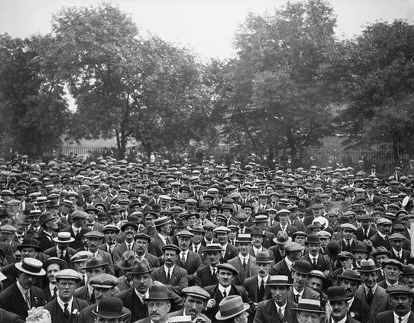 All-Out. 1919: Police strike meeting at Tower Hill, London