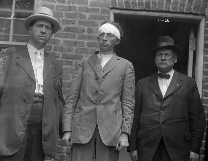 Framed Print : Alleged Murderer Frank Holt and His Captors Framed Print : Alleged Murderer Frank Holt and His Captors