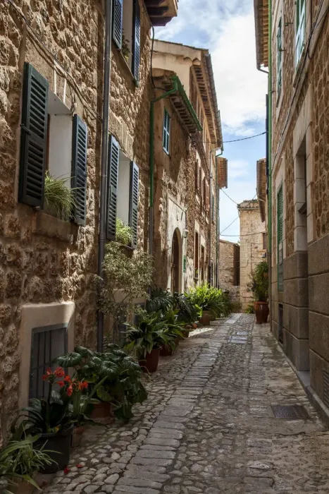 Framed Print : Alley in village of Fornalutx in Mallorca
