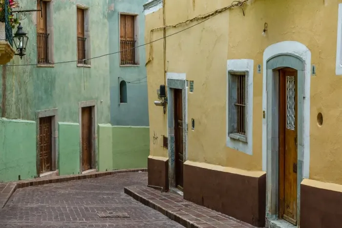 Framed Print : Alleyway or callejAon in Guanajuato, Mexico Framed Print : Alleyway or callejAon in Guanajuato, Mexico