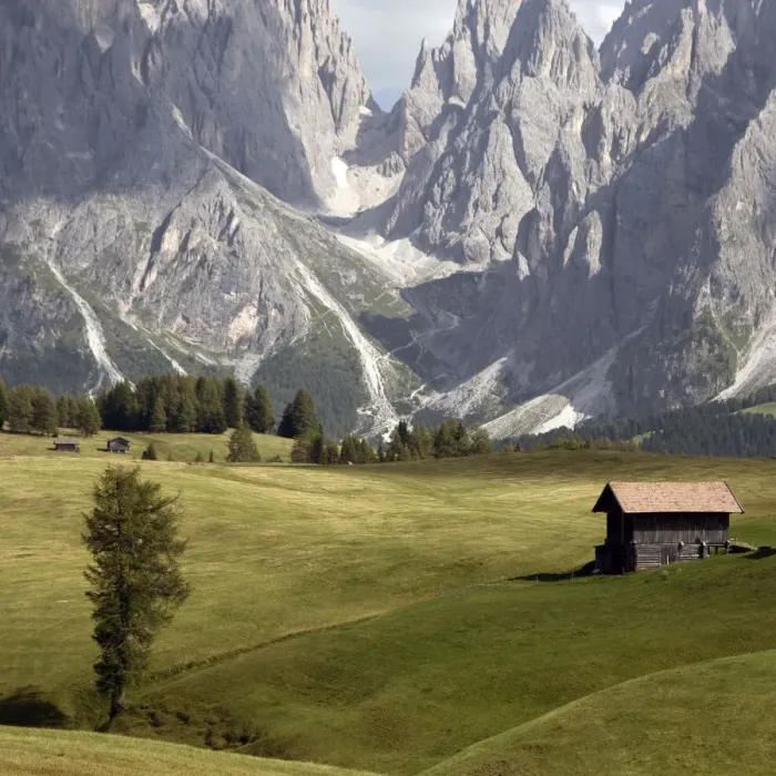 Framed Print : Alpi di Siusi. Mountain and hut Framed Print : Alpi di Siusi. Mountain and hut
