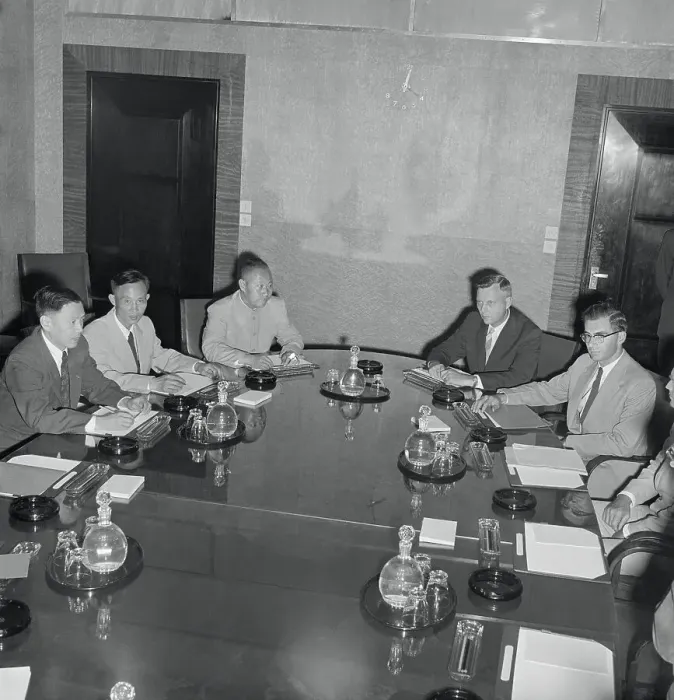 Framed Print : American and Chinese Leaders in Conference Framed Print : American and Chinese Leaders in Conference