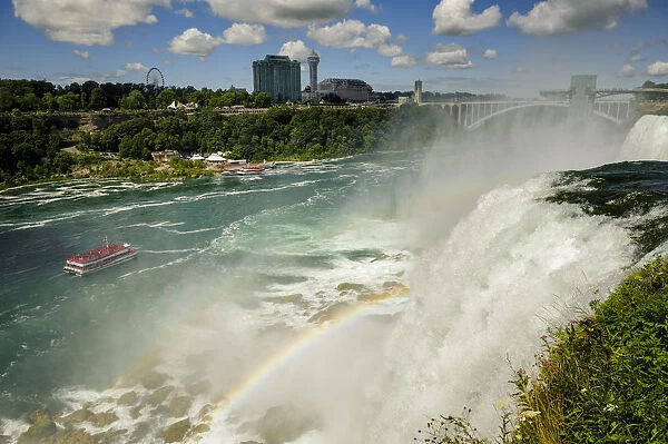 The American Falls with the Rainbow bridge, Niagara Falls, US