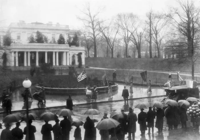 Framed Print : American Suffragettes Marching Around the White House, 4th March 1917 Framed Print : American Suffragettes Marching Around the White House, 4th March 1917