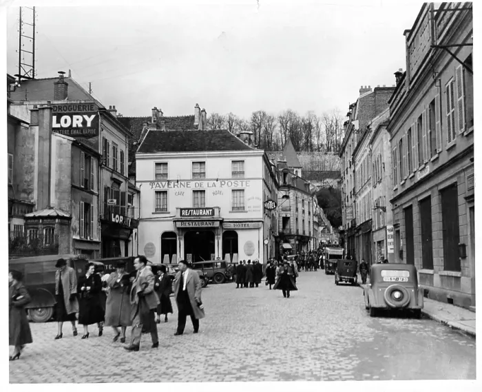 Framed Print : American Tourists In Chteau-Thierry, France Framed Print : American Tourists In Chteau-Thierry, France