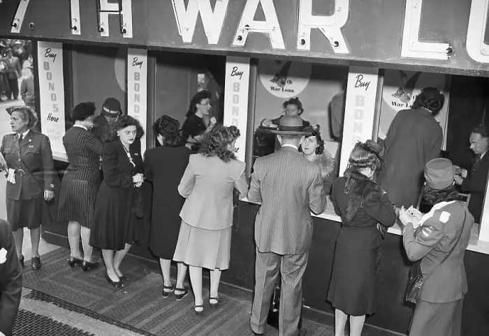 Framed Print : Americans Buying War Bonds at Statue of Liberty Framed Print : Americans Buying War Bonds at Statue of Liberty