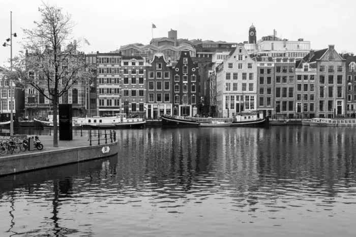 Framed Print : Amstel river in Amsterdam in black and white Framed Print : Amstel river in Amsterdam in black and white