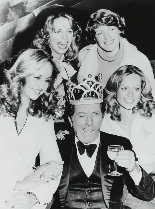 Framed Print : Andy Williams with Miss World Contestants Framed Print : Andy Williams with Miss World Contestants