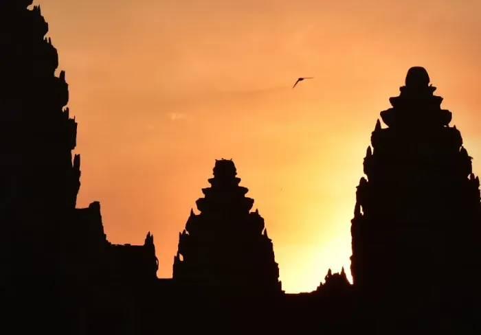 Framed Print : Angkor wat towers sunrise silhouettes - Cambodia Framed Print : Angkor wat towers sunrise silhouettes - Cambodia