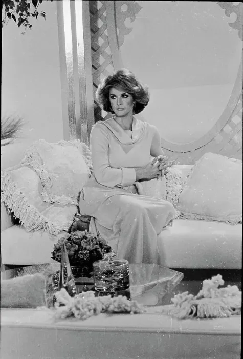 : Ann-Margret Sitting on Sofa : Ann-Margret Sitting on Sofa