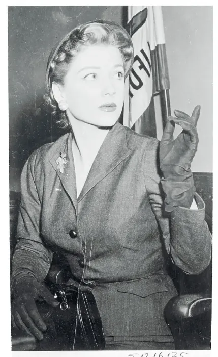 Framed Print : Anne Baxter Gesturing at Divorce Hearing Framed Print : Anne Baxter Gesturing at Divorce Hearing
