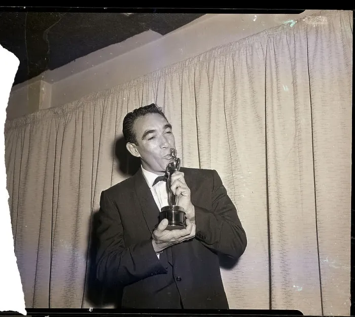 Framed Print : Anthony Quinn Kisses His Oscar Framed Print : Anthony Quinn Kisses His Oscar